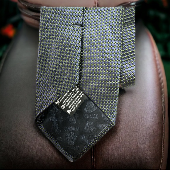 Amazing black label Versace tie Navy blue with hints of green. Italy 💯 Silk - Picture 5 of 7